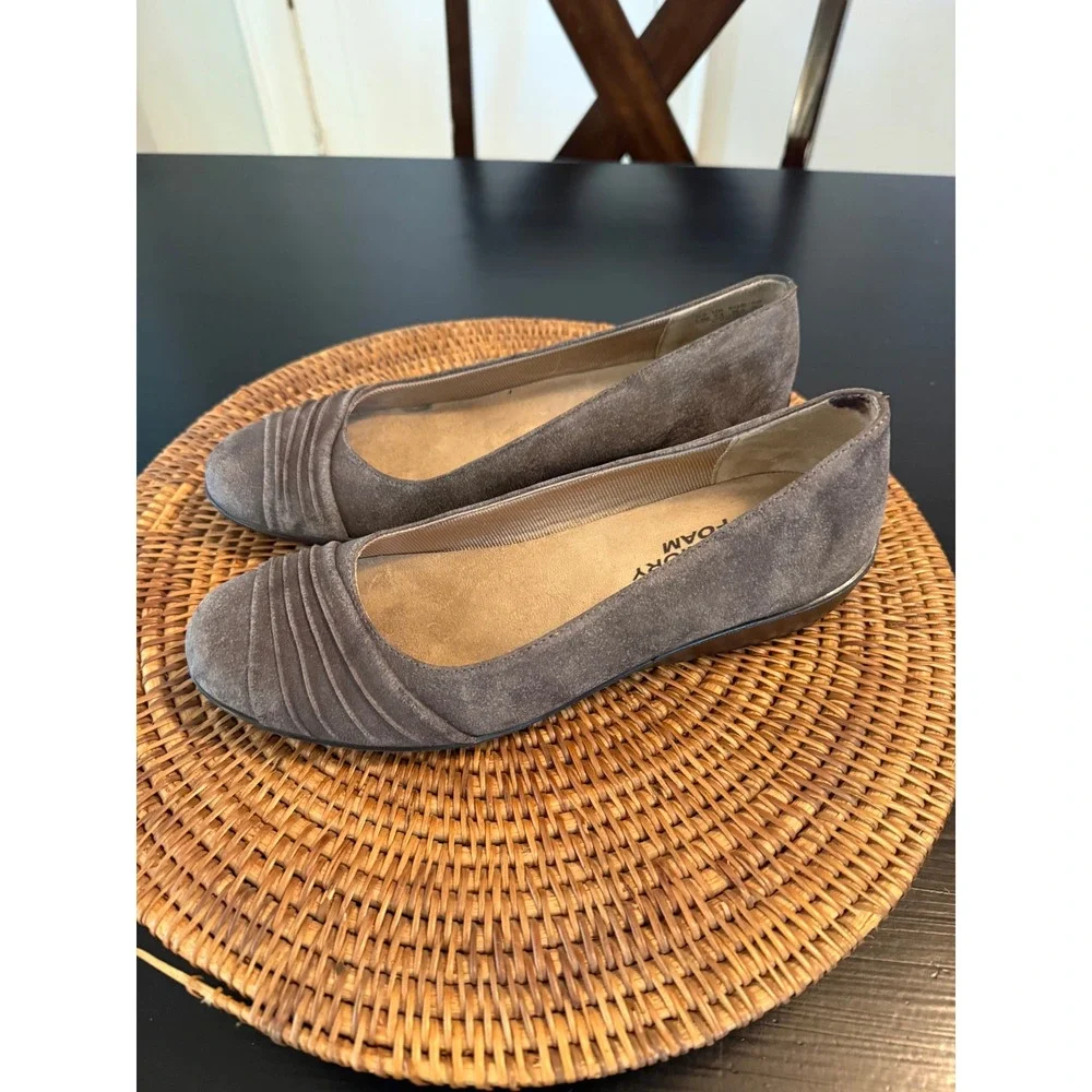 LifeStride Velocity Memory‎ Foamy Grey Faux Suede Pleated Toe shoes  9.5M
